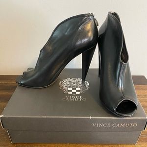 Vince Camuto Shoes size 9 color Black